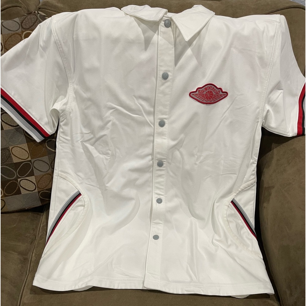 NIKE AIR JORDAN SHOOTING WINGS SHIRT WHITE/RED/BLACK SIZE MEDIUM MENS.